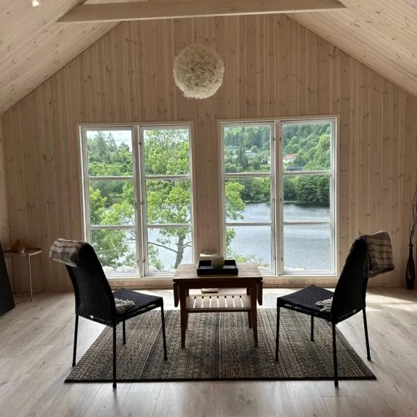 Beautiful Barn Studio - Lake View，位于拉尔维克的酒店