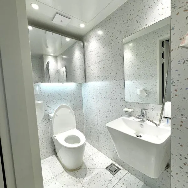 Entire 2nd floor with kitchen - Pick up available，位于金海市的酒店