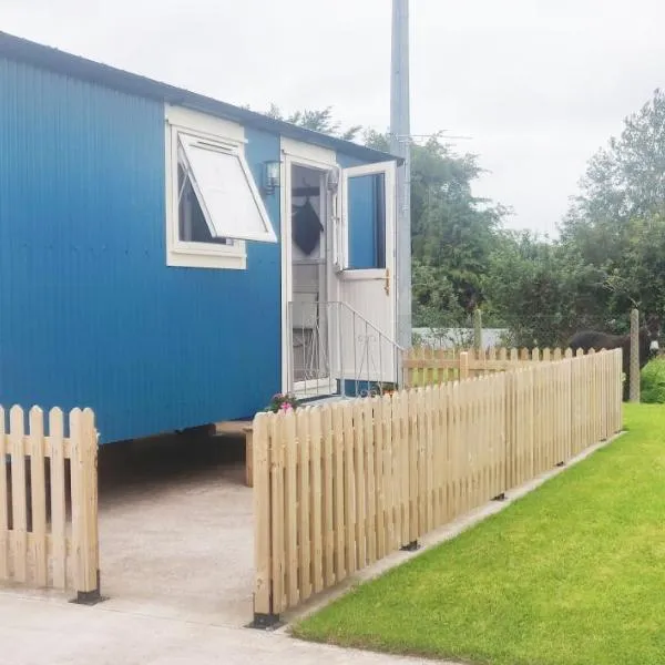 Shepherd Hut Enniskillen Blossom, Fermanagh，位于比利克的酒店