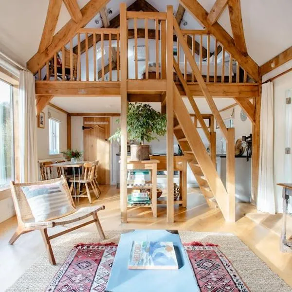 Little Trenant Barn on Helford River Near Constantine，位于康斯坦丁的酒店