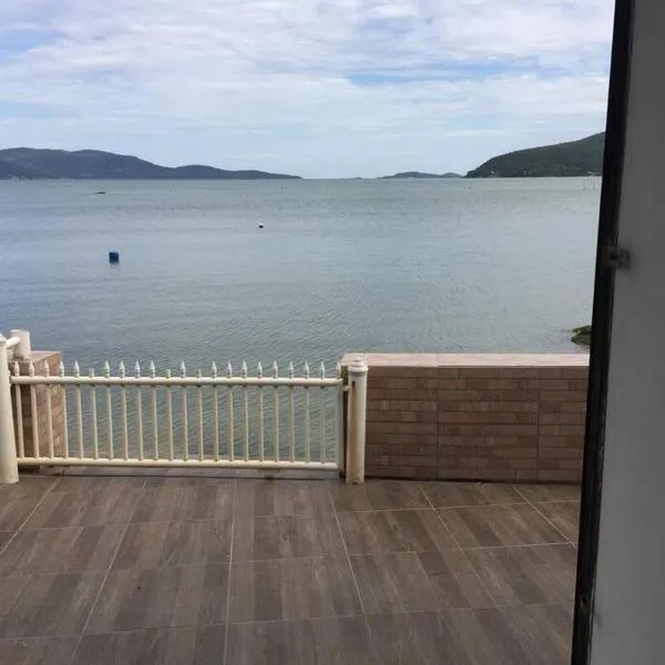 Casa de frente ao mar Enseada de Brito，位于Enseada do Brito的酒店