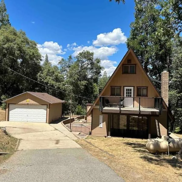 Knotty Pines Lodge，位于Bass Lake Annex的酒店