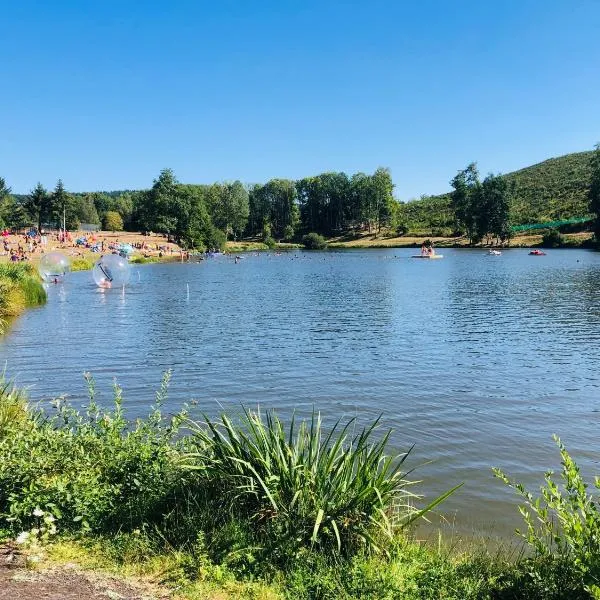 Gîte au bord du lac，位于Saint-Germain-lʼHerm的酒店