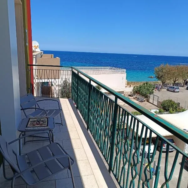 Sea side apartment with balcony and private park，位于莫诺波利的酒店