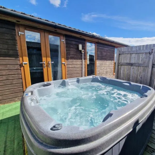 Cleish 7 With Private Hot Tub - Fife - Loch Leven - Lomond Hills - Pet Friendly，位于金罗斯的酒店