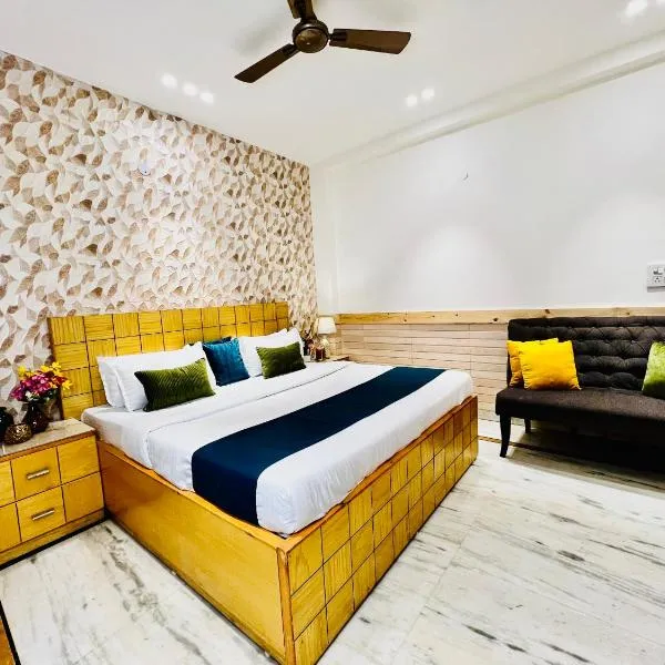 Divine Inn Hotel Near Rajouri Garden Main Market，位于新德里的酒店