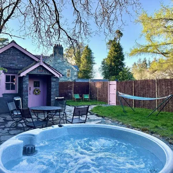 Cosy Country Cottage in Eryri Snowdonia with Hot Tub near Cardigan Bay，位于波特马多克的酒店