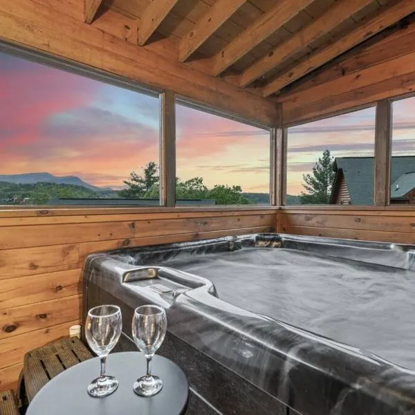 Cozy Cabin in the Smokies!!! Fully Furnished and complete with community indoor and outdoor pools and spas, game and fitness rooms as well as a private Hot Tub，位于鸽子谷的酒店