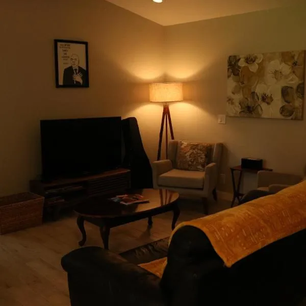 Charming Garden Apartment，位于University Place的酒店
