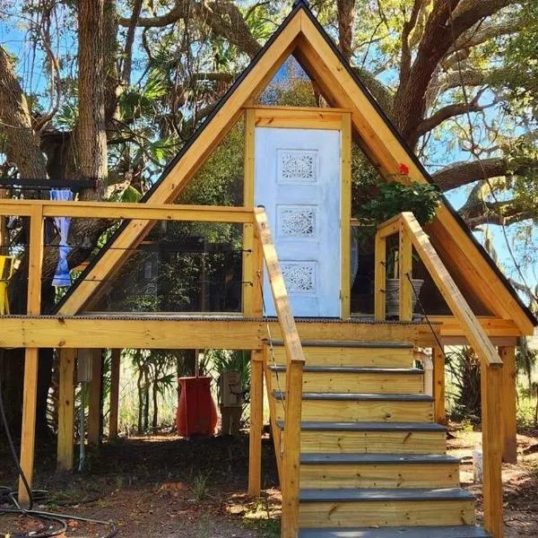 A Secluded Quiet Oasis with Beach Pass，位于St. Helena Island的酒店
