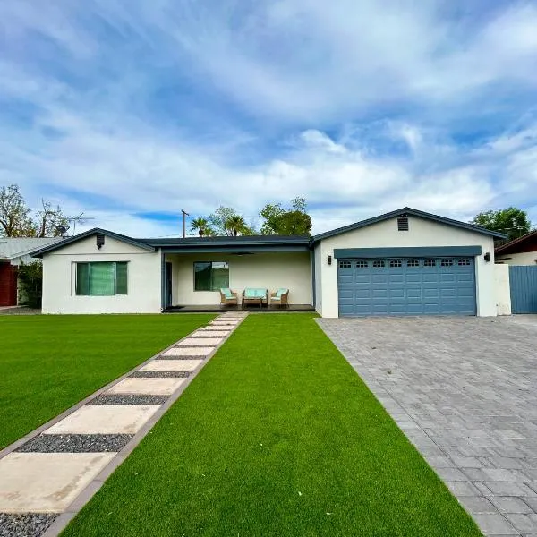 Spacious Lux Home with Garage, Sleeps 12 Guests, Central Phoenix，位于凤凰城的酒店