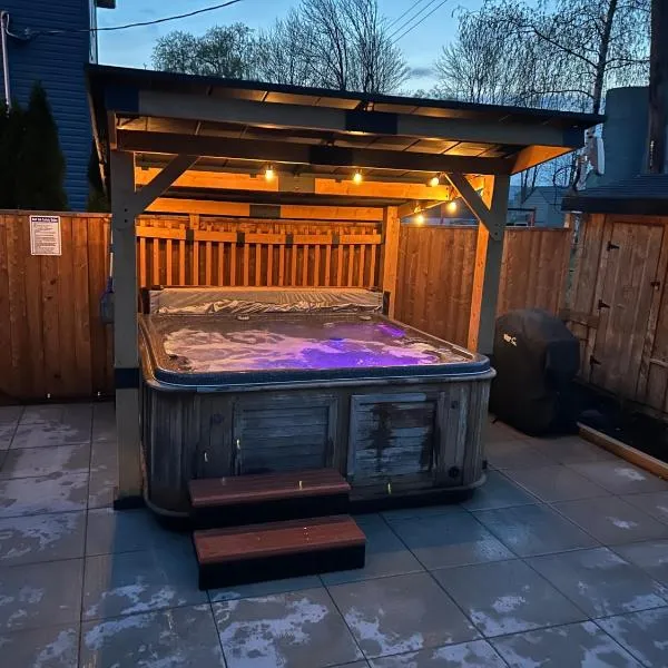 Elite Upper Deck Suites l Lake front with hot tub，位于Cayuga的酒店