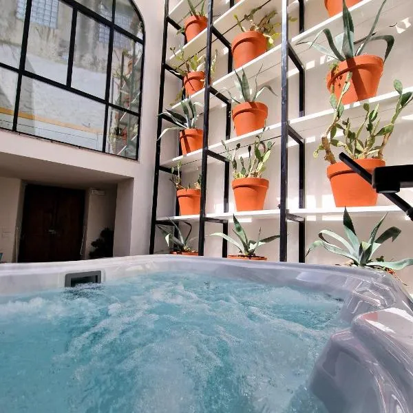 Capri Kronos Design Suites - 2 king beds, with gym, SPA & jacuzzi，位于阿纳卡普里的酒店