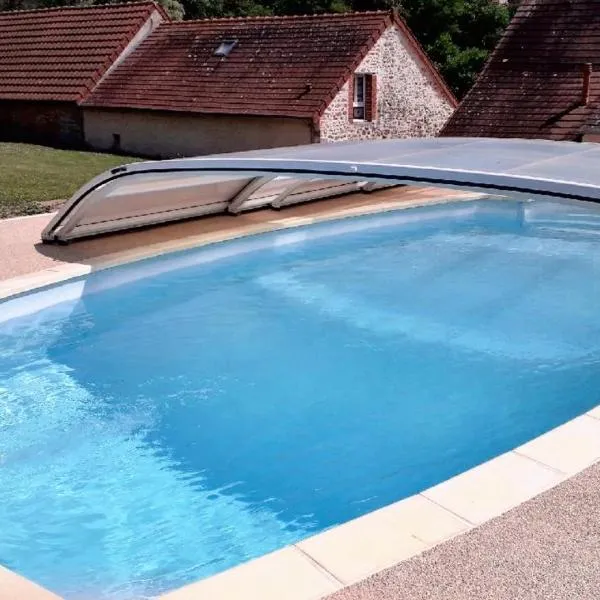 Maison d'une chambre avec piscine partagee terrasse amenagee et wifi a Saint Victor，位于Maillet的酒店
