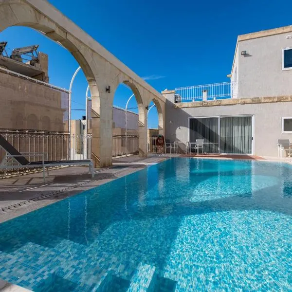 4 Bedroom Holiday Home with Private Pool，位于San Katald的酒店