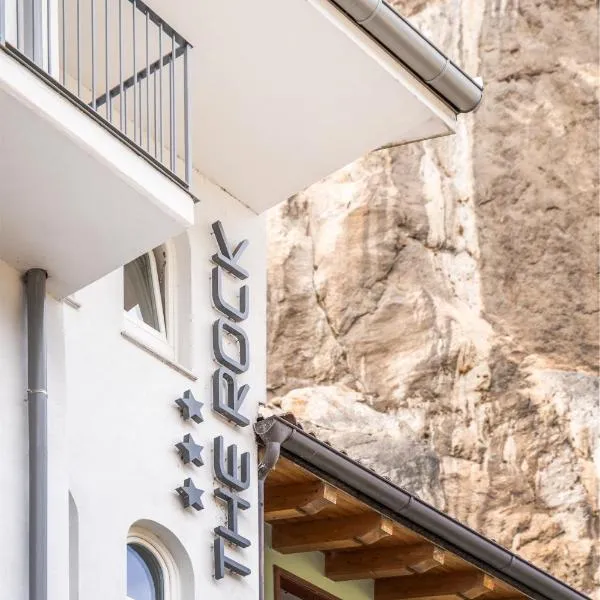 岩石酒店，位于阿科的酒店