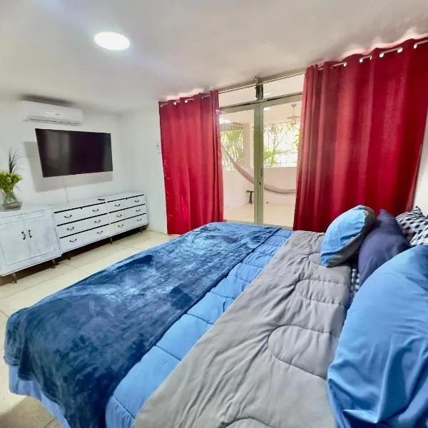 Amplio apartamento renovado con 3 habitaciones, 3 baños, terrazas, Smart TV y wifi incluidos，位于加拉加斯的酒店