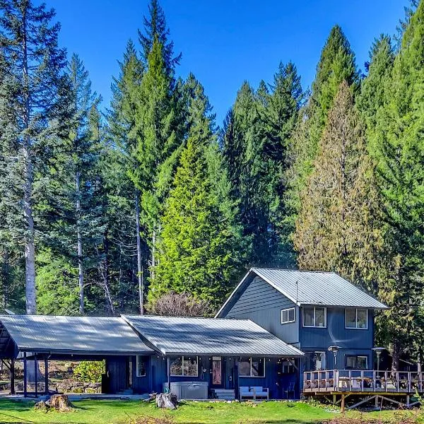 Waterfront Cabin at White Pass and Mount Rainier National Park，位于帕克伍德的酒店