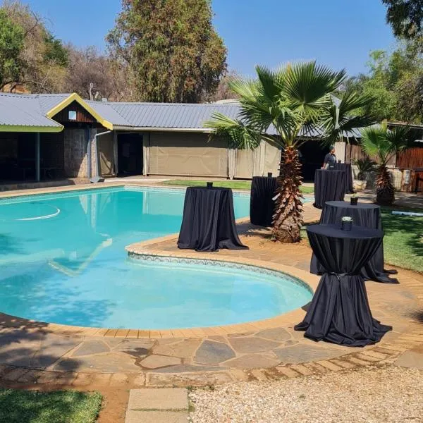 N4宾客酒店，位于勒斯滕堡的酒店