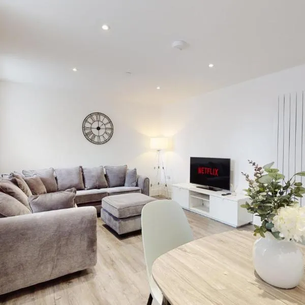 Spacious three bedroom apartment with Valley views，位于Abertillery的酒店