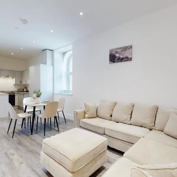 Spacious three bedroom apartment with Valley views，位于Abertillery的酒店