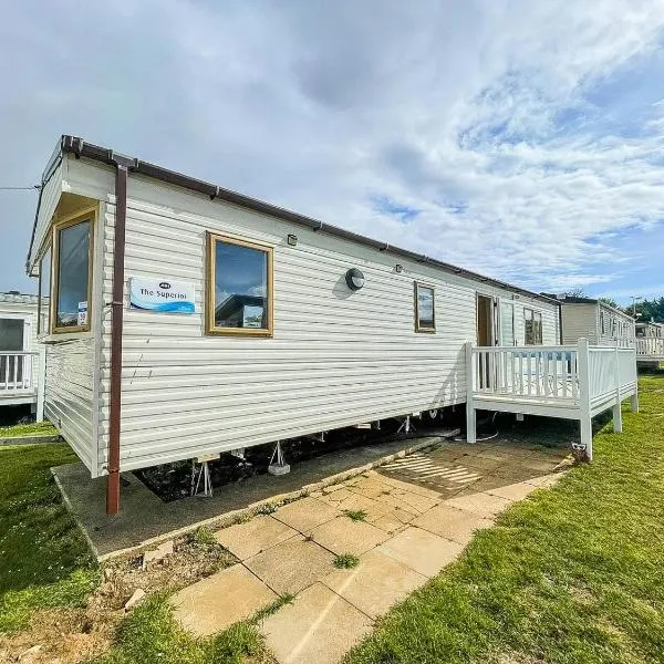 Homely Caravan At Manor Park, Nearby Hunstanton Beach In Norfolk Ref 23039T，位于亨斯坦顿的酒店