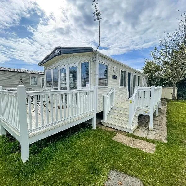 Beautiful Caravan With Decking At Manor Park Nearby Hunstanton Beach Ref 23039B，位于亨斯坦顿的酒店