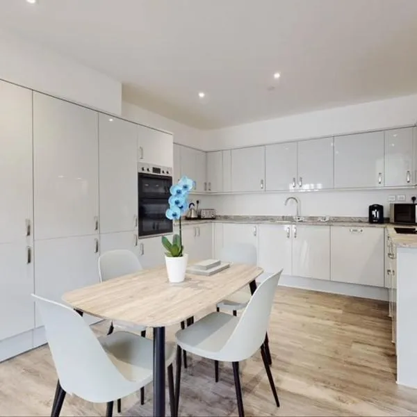 Spacious two bedroom apartment with Valley views，位于Abertillery的酒店