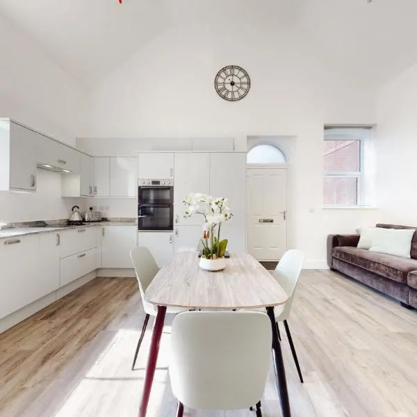 Spacious three bedroom apartment with Valley views，位于Abertillery的酒店