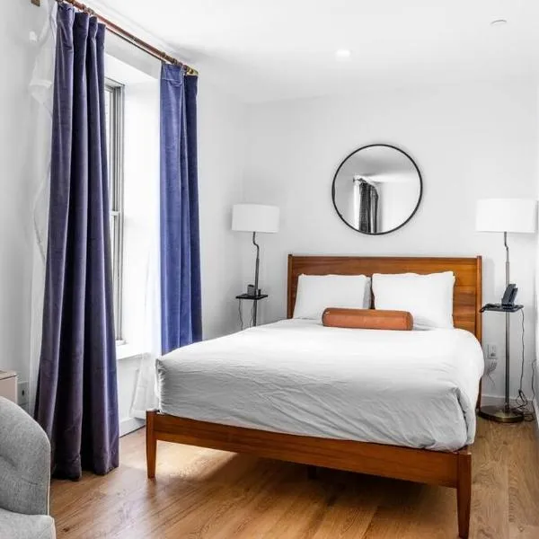 Historic BLDG, Coffee Shop, FAST Wi-Fi, Room # 207，位于班戈的酒店