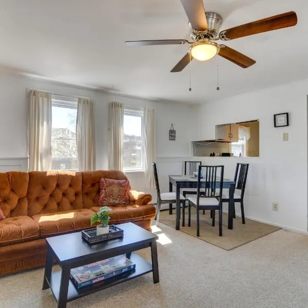 Oakland Apt on Messalonskee Lake with Dock Access!，位于沃特维尔的酒店