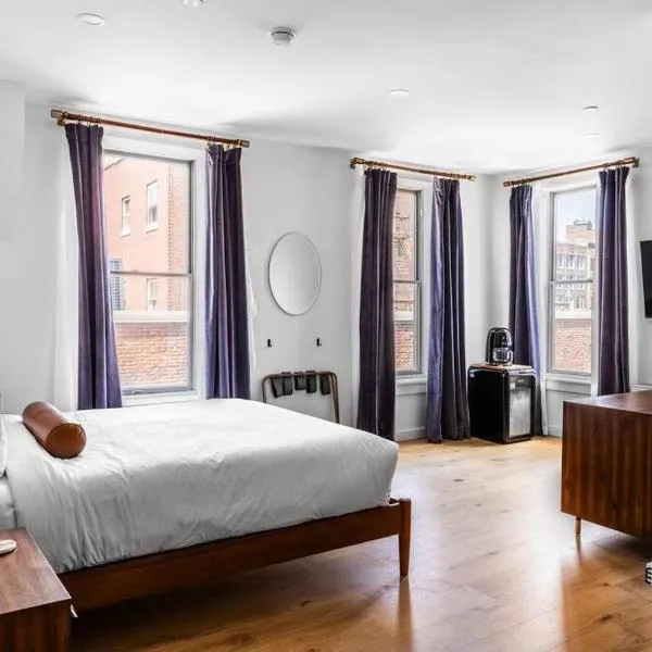 Canal View, DTWN Bangor, Steps to great Restaurants, Room # 210，位于班戈的酒店