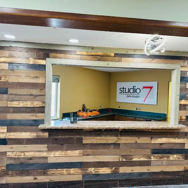 Studio 7 on Main，位于West Fargo的酒店