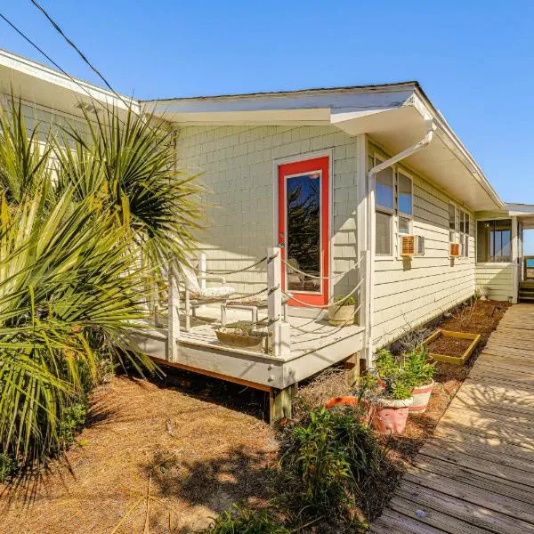 Oceanfront Gem with Rooftop Deck Steps to Sand，位于托普赛尔海滩的酒店