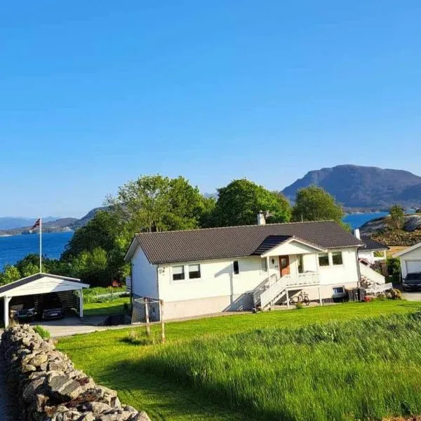 Rolig kjellerleilighet nær sjø, 1 soverom，位于Sagvåg的酒店