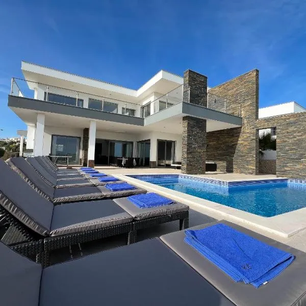 Luxury Modern Style Villa with Private Pool，位于佩拉的酒店