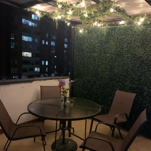 Habitacion en Apartamento Duplex, Internet, Terraza- Envigado，位于恩维加多的酒店