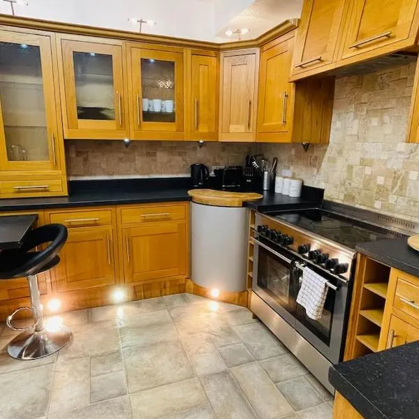 King-size bed en- suit, Luxury refurbished home，位于Balderton的酒店