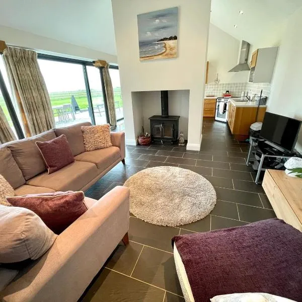 Cosy barn with views in Wick Vale of Glamorgan，位于Wick的酒店