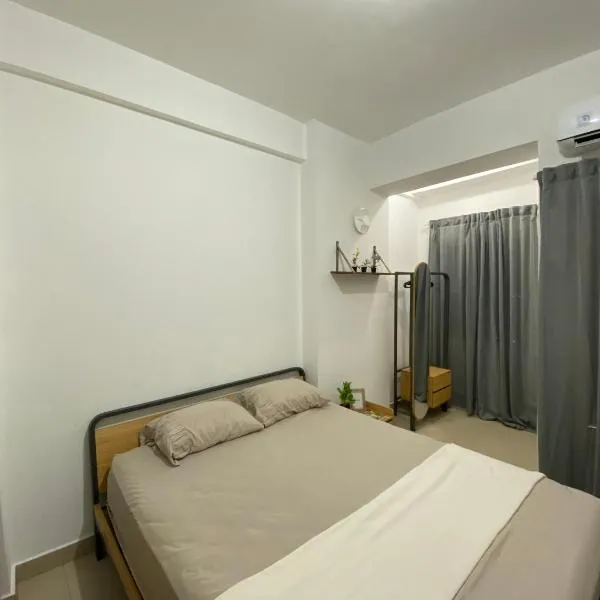 Minimalist room at The Nest Apartment by Popobella Near Puri Indah West Jakarta，位于雅加达的酒店
