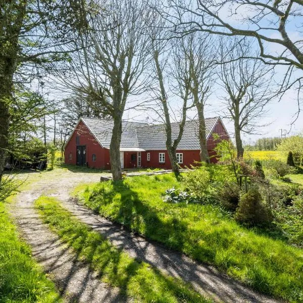 Stunning Home In Ringkøbing With Wifi，位于灵克宾的酒店