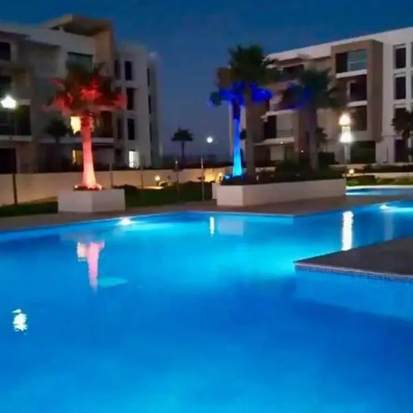 Prestigia plage des nations F3 suite parentale, chambre 2 lits, salon séjour terrasse, 2 salle de bain，位于sidi Bouknadel的酒店