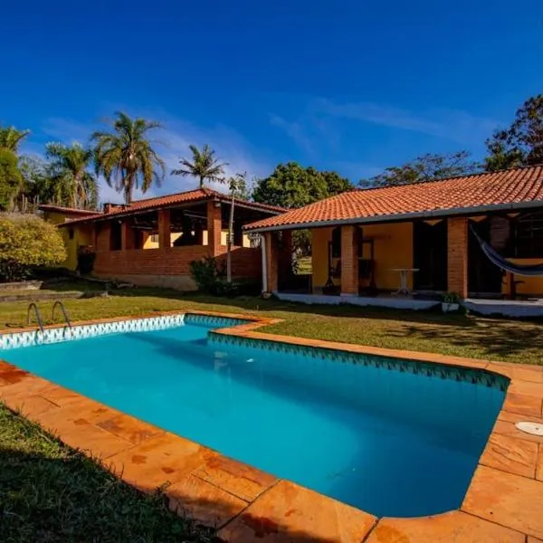 Chácara condomínio c/piscina, sala de jogos, campo，位于迈林克的酒店