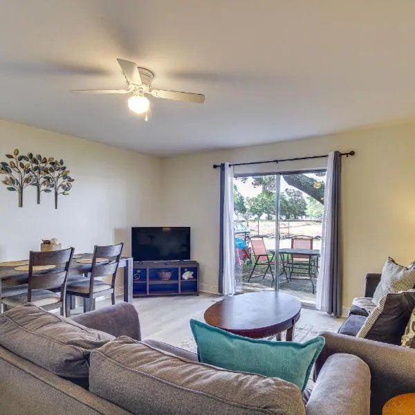 Airy Biloxi Condo with Patio Walk to Beach!，位于海泉市的酒店