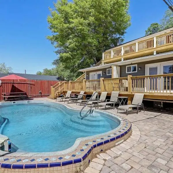 Historic Savannah Gold Private Condo with Pool - 2bed, 1&half bath, Sleeps 6, 1st Floor, 15 Min Walk To Historic Savannah Center And All Attractions，位于萨凡纳的酒店