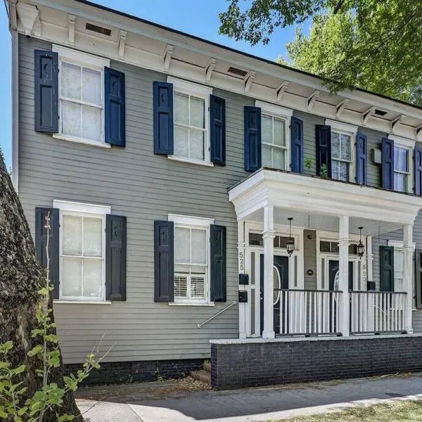 Historic Savannah Gold Private Condo with Pool - 2bed, 1&half bath, Sleeps 6, 1st Floor, 15 Min Walk To Historic Savannah Center And All Attractions，位于萨凡纳的酒店