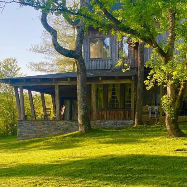 Whimsical Gatehouse, Private Porch, Kitchenette，位于布伦特伍德的酒店