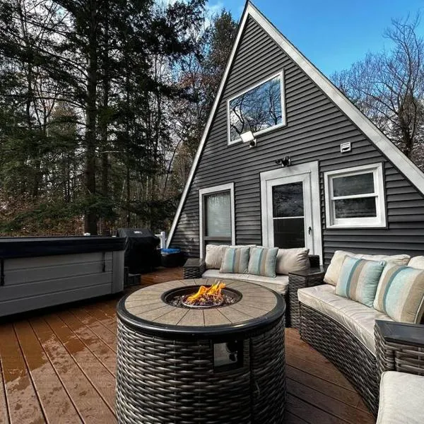NEW! Cozy & Modern A-Frame in the woods w/HOT TUB，位于Tamworth的酒店