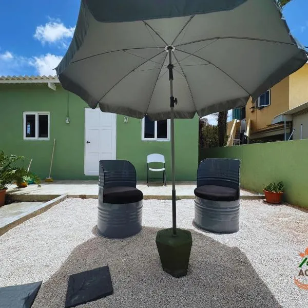 5 Min to Beaches House with Outdoor Patios & BBQ，位于Sint Michiel的酒店