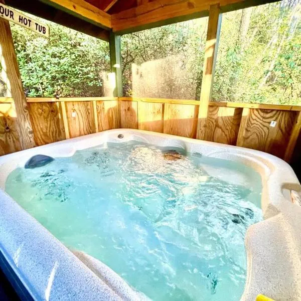 Amazing Cabin HOT tub minutes to Helen #1，位于海伦的酒店